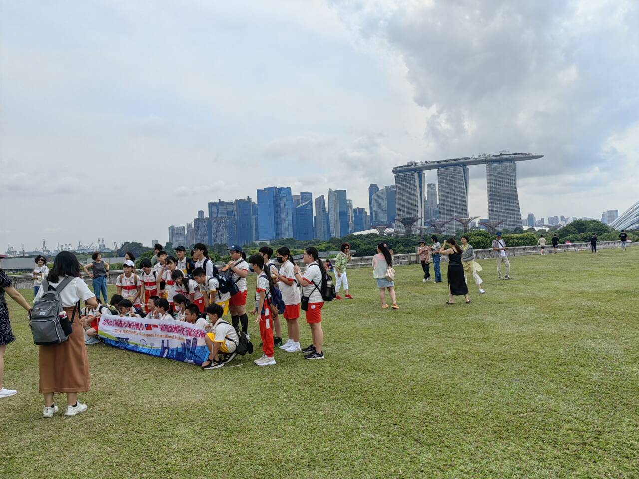 大树上看见夏令营的湾湾学生合影